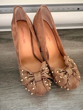 Size 8 Material Girl Women's Taupe Bow Pointed-Toe Heels with Stud Detail